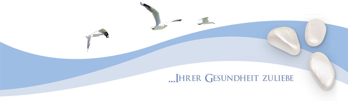 Strandmotiv mit Meer und weitem Himmel